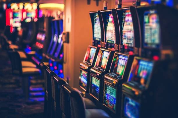 Roulette: European wheel, real-time spin Roulette wheel with ball landing on number